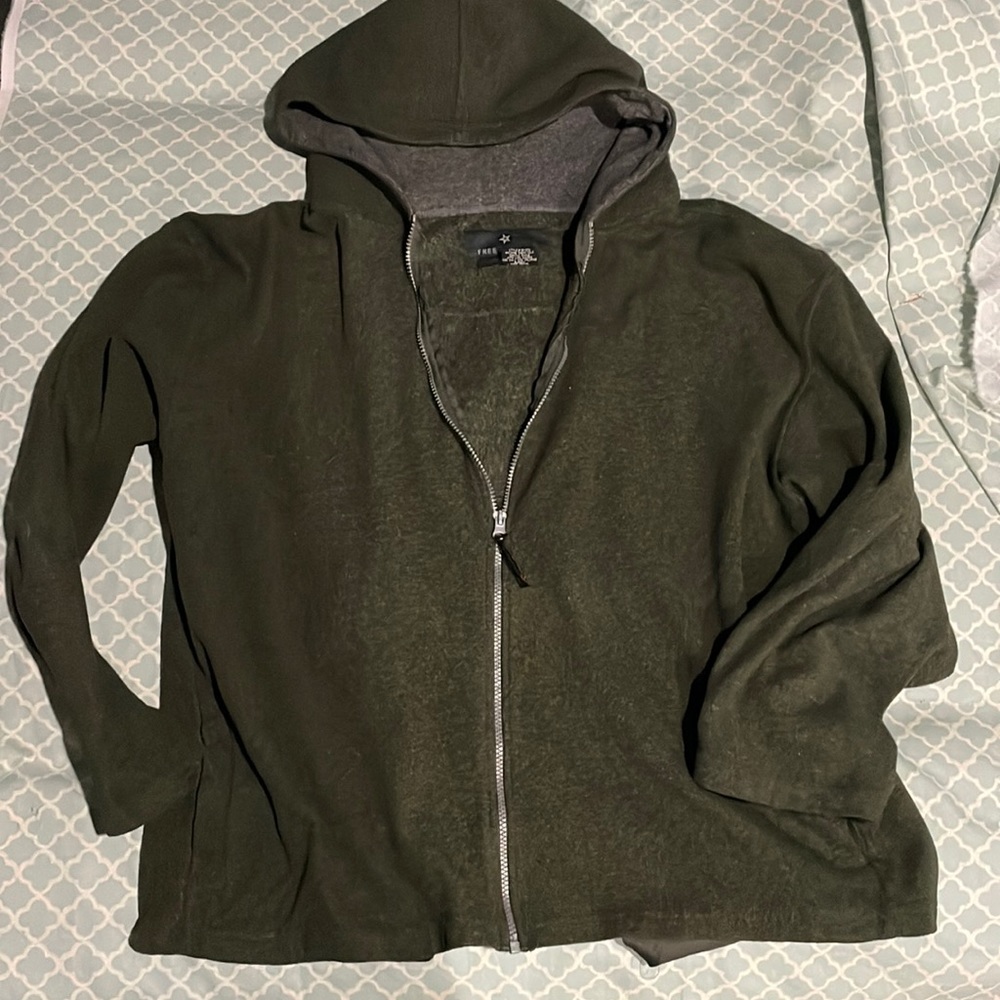 Men’s large free country sweater (430)